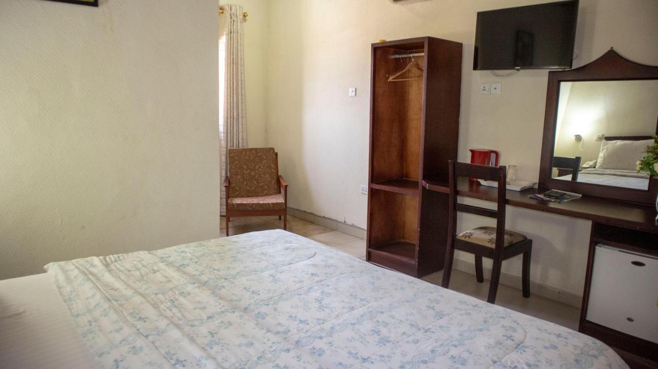 Lou Ralph Hotel Акра Екстериор снимка