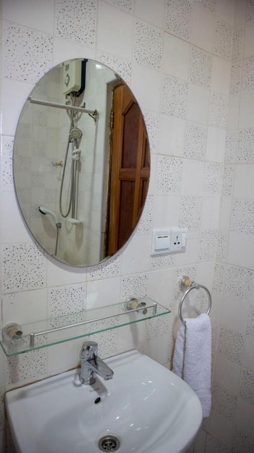 Lou Ralph Hotel Акра Екстериор снимка