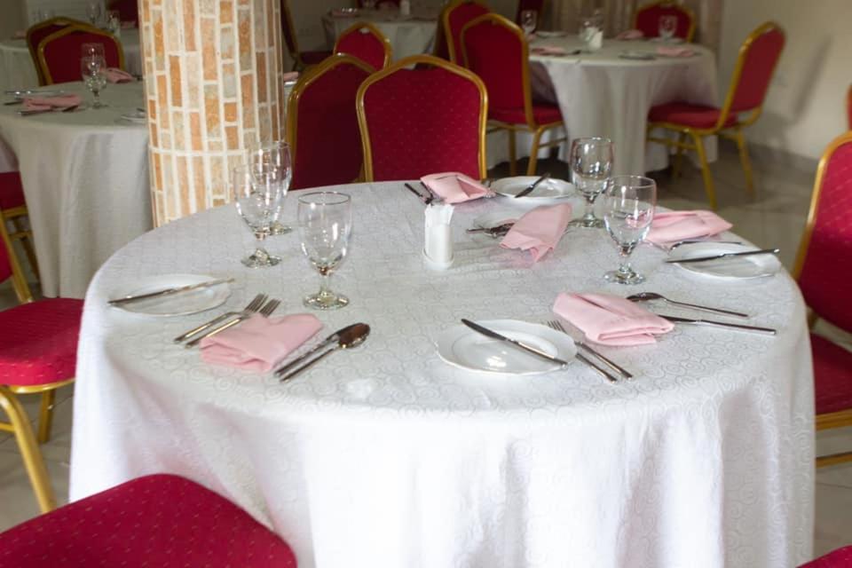 Lou Ralph Hotel Акра Екстериор снимка